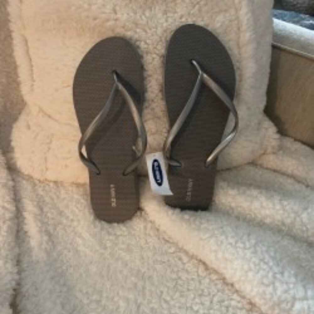 NWT Old Navy Flip Flops size 10